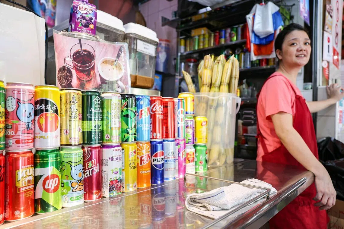 Ms. Weng Xiuying, the owner of the Shui Zhi Yuan liquor store at Sembawang Hills Food Center, said that she has not received any drinks with a 10 cent mark.