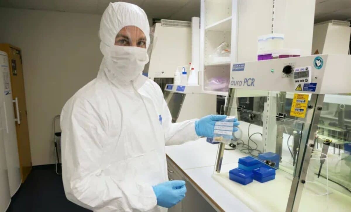 Rodríguez Varela Photo in His Laboratory ©david Díez Del Molino Stockholm University