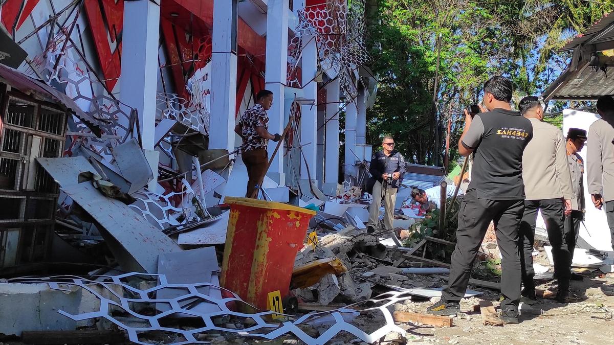 Indonesia earthquake: 7.4-magnitude quake off Indonesia kills one, tsunami warning lifted